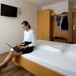 Novapark Flugzeughotel 酒店 格拉茨